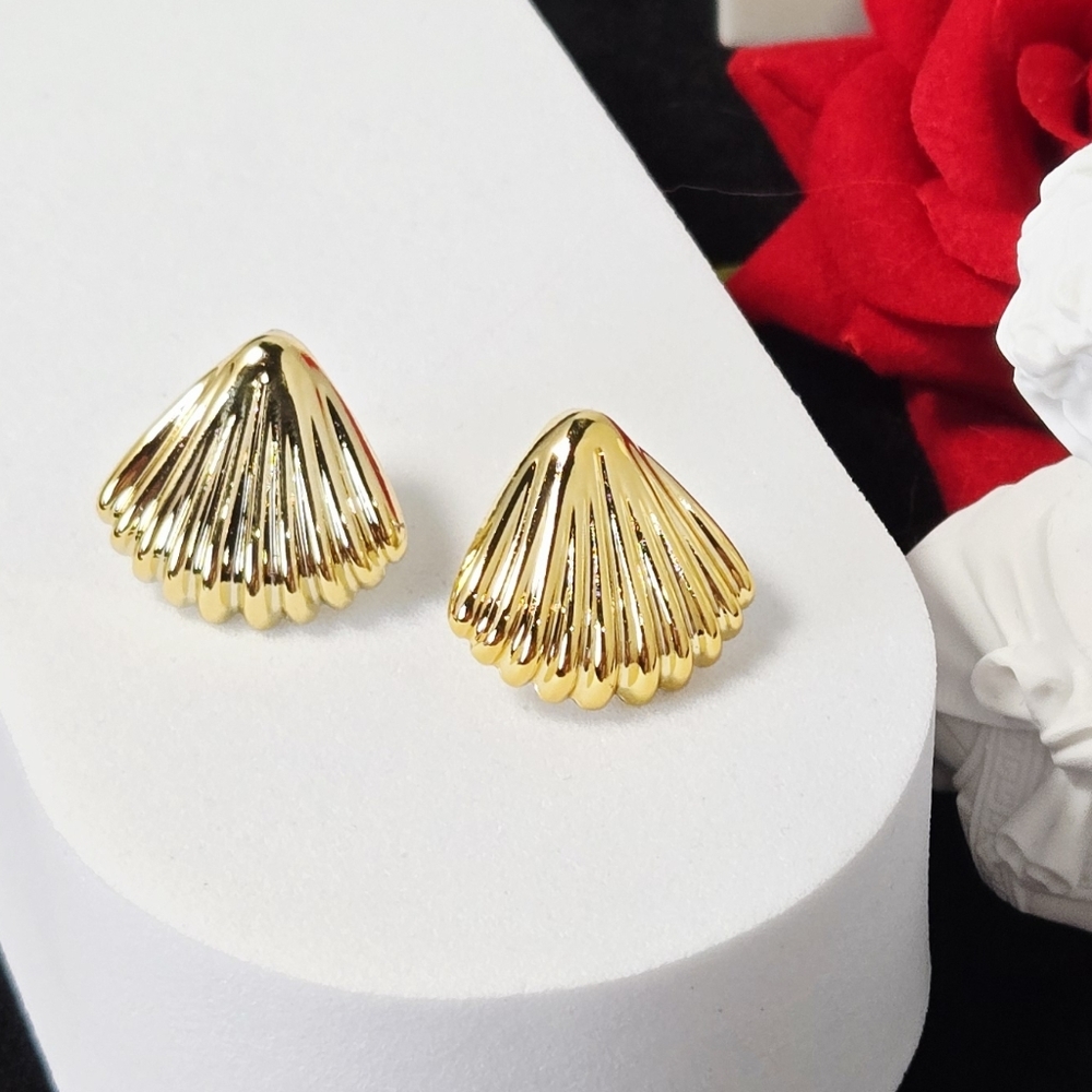 Gold Seashell Stud Earrings Clam Shell Coastal Beach Ocean Jewelry Vacation Chic
